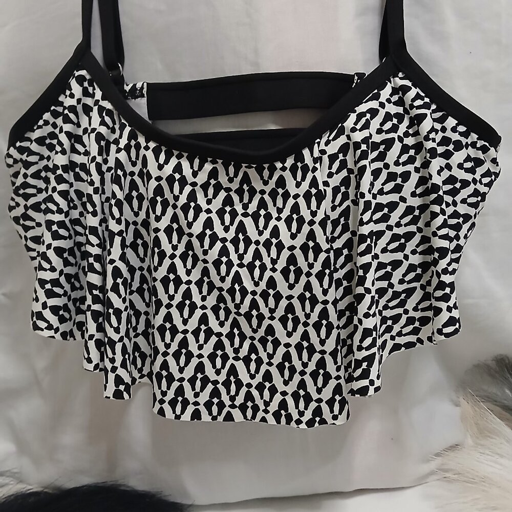 APT.9 Black & White Swim Top – Size 8